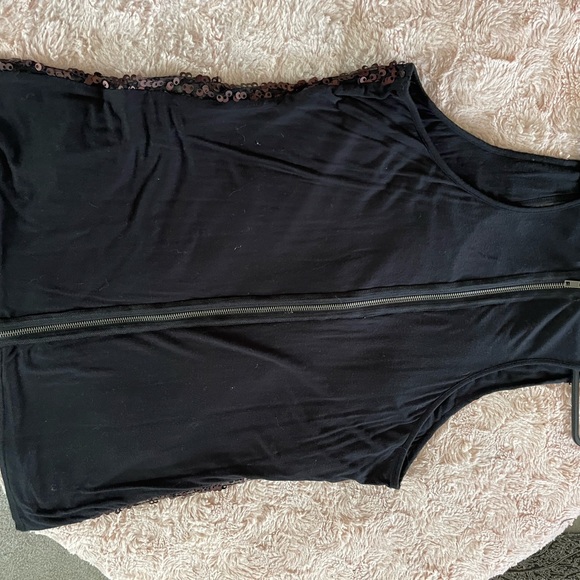 Ladies top with copper colored sequins - Picture 2 of 2